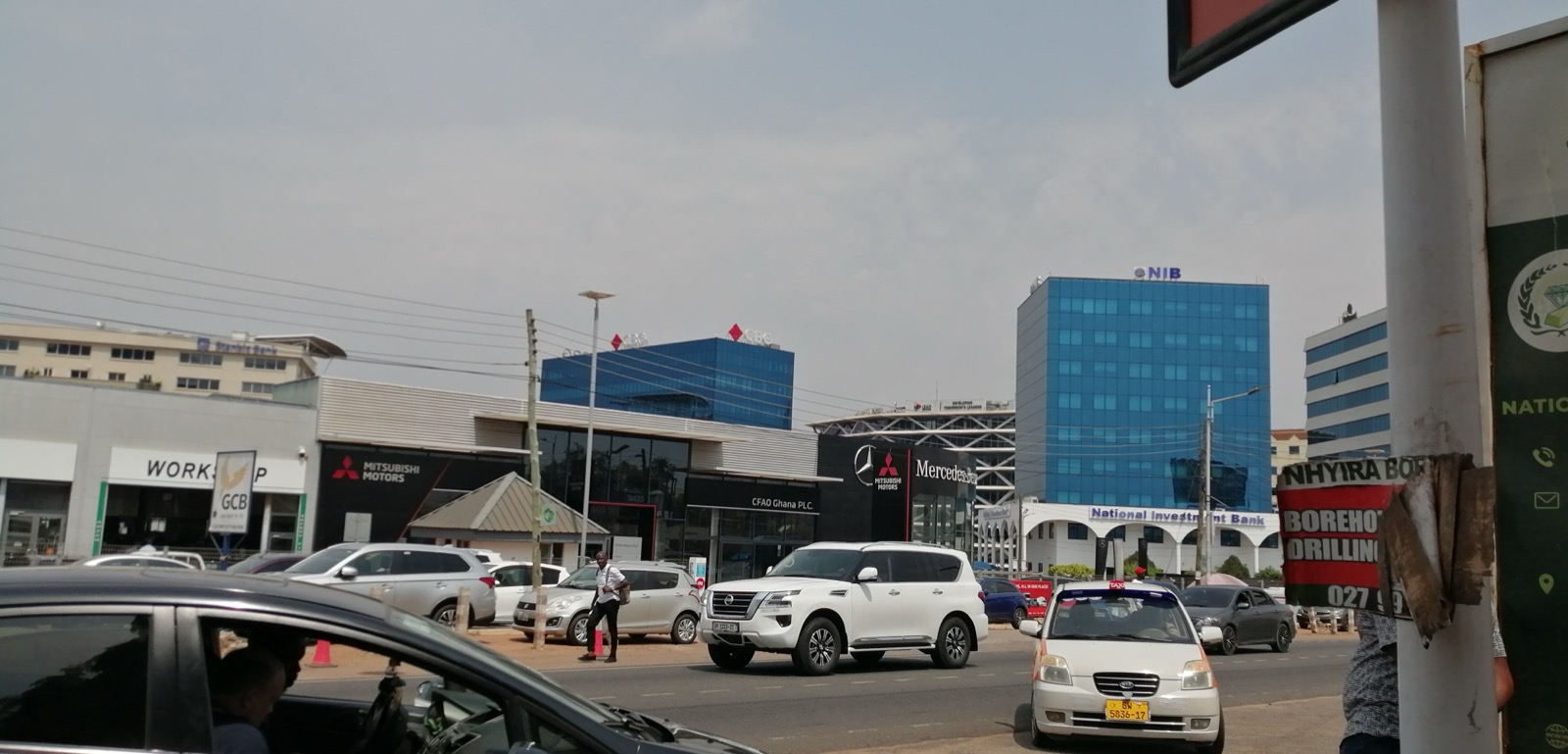 Traffic along a commercial avenue, Accra