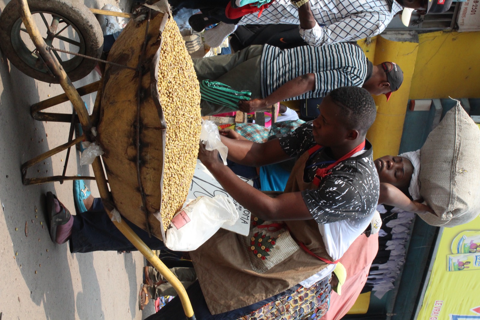 Street vendors, Avenue du Marché, Kinshasa